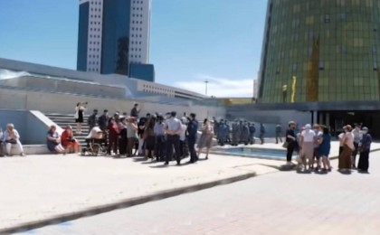 "3 жерде жұмыс істедік": Нұр-Сұлтанда бір топ көпбалалы ана министрлік алдында шу шығарды - Қазақстан жаңалықтары