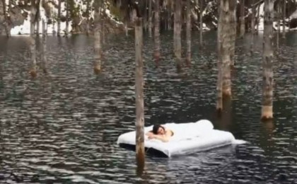 Қайыңды көлінде матраспен жүзген қазақстандық әйел жазаланады