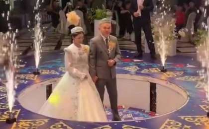 Ерекше үйлену тойы: жас жұбайлардың сахнаға шығуы елді күлкіге қарық қылды