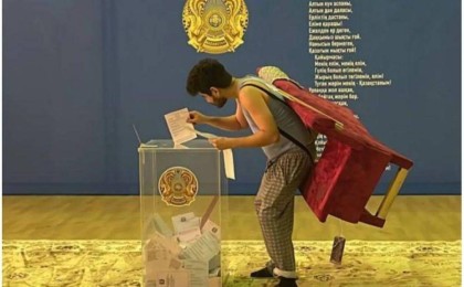 "Дивандағы сыншы" дауыс беру үшін сайлау учаскесіне келді