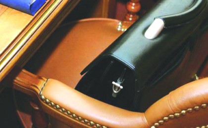 Караоке барда ішіп алып, бойжеткенді боқтаған: ШҚО Мәдениет басқармасының басшысы жұмыстан қуылды