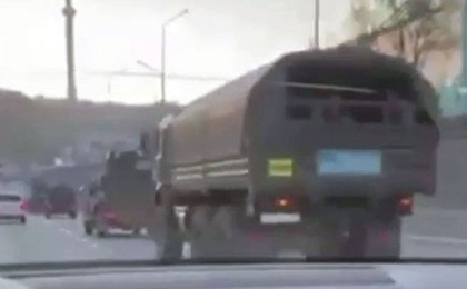 Алматыда әл-Фараби даңғылында әскери техника видеоға түсіп қалды