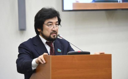 Депутат Бекболат Тілеухан аталық және аналық ұрық базасы мәселесін көтерді