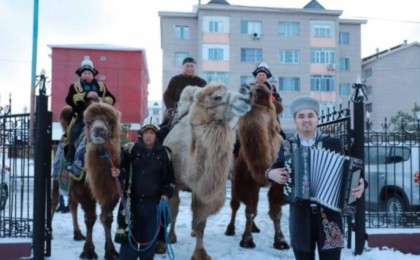Талдықорған қаласының тұрғыны сайлау учаскесіне түйемен келіп, дауыс берді.