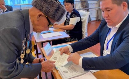 Сыр елінде ғасыр жасаған майдангер сайлауда алғашқы болып дауыс берді