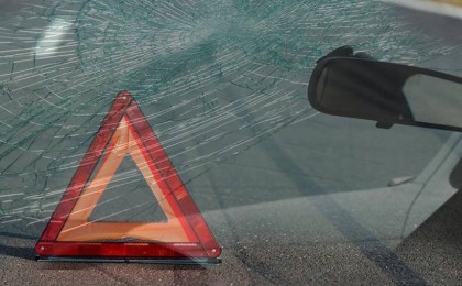 Жүргізушілер көз жұмды: Павлодарда қарама-қарсы келе жатқан көліктер соғылды