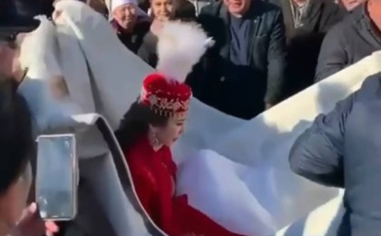 "Батысқа кеттік пе, ағайын?": Қызды ақ кілемге салып ұзатқан видео жұртты таңғалдырды