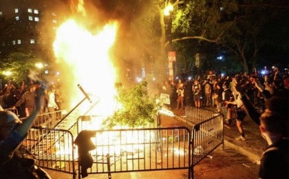 АҚШ-тағы жаппай тәртіпсіздікті Ресейден көру кімге тиімді