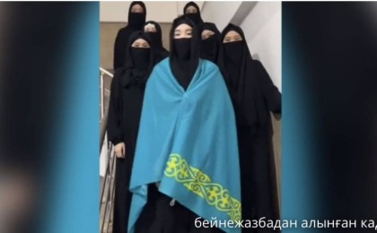 «Таңертең Ауғанстанға аттанамыз»: желіде қара хиджаб киіп, көк ту жамылған жас қыздар жұртты шошытты (ВИДЕО)