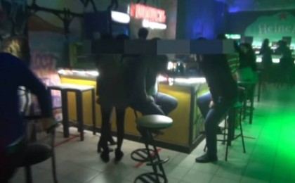 Дәретханаға жасырынған: Оралда түнгі клубтағы жағдай видеоға түсіп қалды