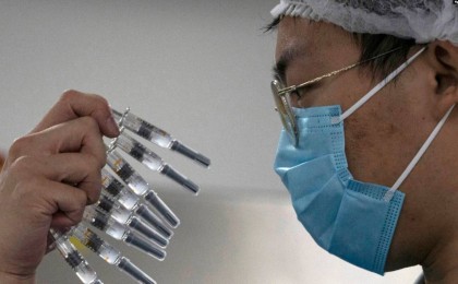 Қытай COVID-19 вирусына қарсы өздері әзірлеген вакцинаның тиімді емес екенін мойындады