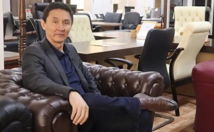 Сахнаға шегіп шығатын «шегірткелер» шектен шықты - Ахметбек Нұрсила