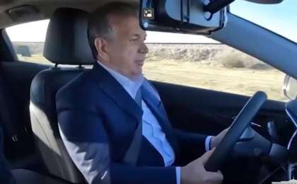 Өзбек елінің басшысы Шавкат Мирзиёев жол сапасын өзі тексеріп көрді