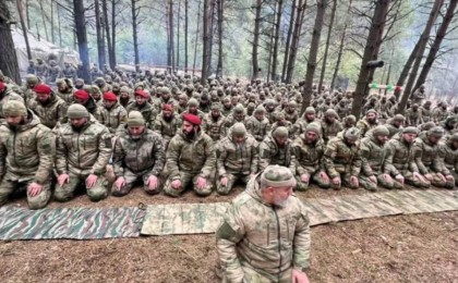 Рамзан Қадыровтың жасағы Украина орманында намаз оқып жатыр деген видео тарады