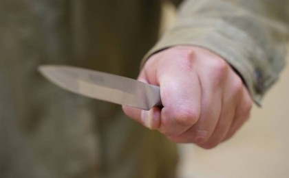 Есірткі шеккен: Ер адам 6 жасар баланың басын кесіп тастады