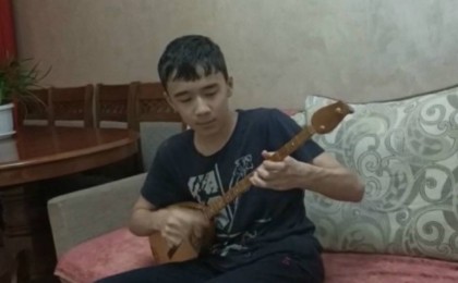 Алматылық жасөспірім Youtube арқылы қазақтың күйлерін үйреніп жүр - Қазақстан жаңалықтары