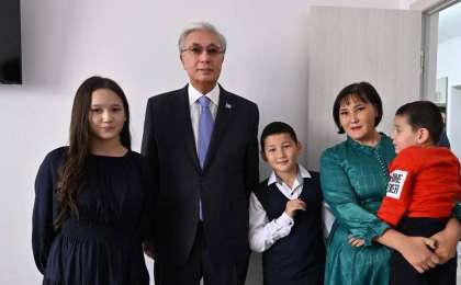 Тоқаев Ақмола облысында жаңа пәтер алған отбасын құттықтап барды