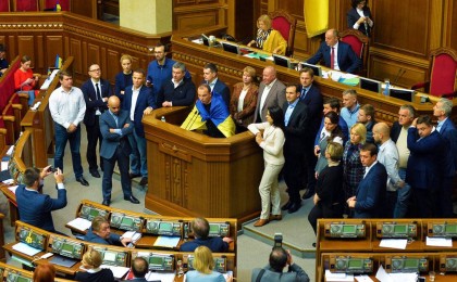 Украина депутаттары қолдарына қару алып елін қорғамақ