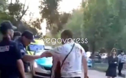 Ақтөбеде ер адам көшедегі үш адамға шабуыл жасады