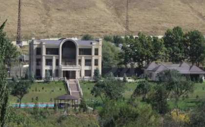 Экс-президенттің отбасы үйінен қуылды