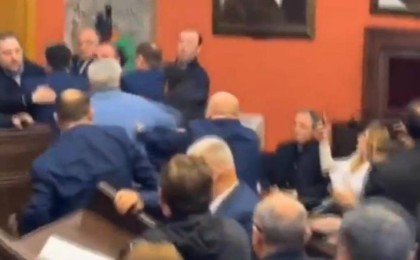 Грузиядағы Парламент отырысында үлкен төбелес болды (видео)