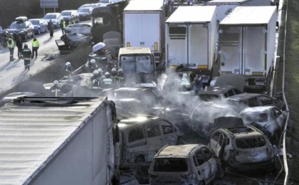 Венгрияда 42 көлік бір уақытта соқтығысып қалды (видео)