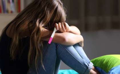 Сұмдық жағдай: 15 жастағы қыз 23 жастағы мемлекеттік қызметкерден бала босанды