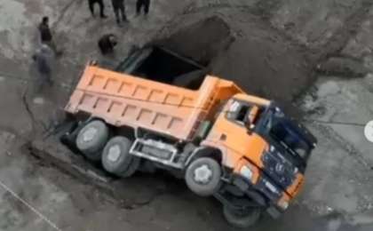 Семей орталығында жүк көлігі "асфальт астына" кетті (видео)