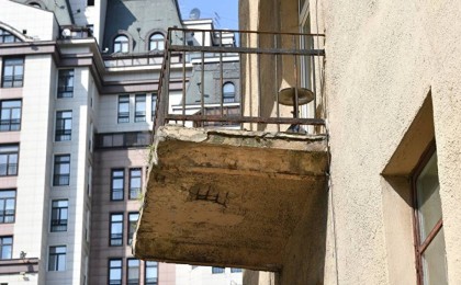 Қарағанды облысында ерлі-зайыпты балконмен бірге құлап кетті