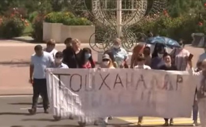 "Біз де бірдеңе ішіп-жеуіміз керек шығар": Шымкент әкімдігінің алында тойхана басшылары мен қызметкерлері шу шығарды - Қазақстан жаңалықтары