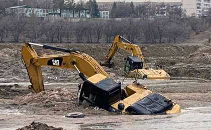 Алматыдағы Сайран көлінің түбін тазалап жатқан экскаваторлар лайға батып қалды
