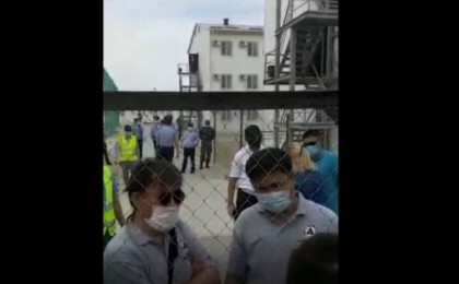 "Үш ай түрмеде отырғандаймыз": Теңіз жұмысшылары оларды үйге жіберуін талап етуде (видео) - Қазақстан жаңалықтары