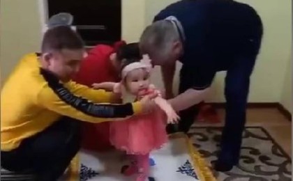 Сырқаттанды деген Болат Назарбаев кішкентай баланың тұсауын кесіп жүр