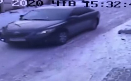 Аяғын екі рет басқан: Алматыда бірінші сынып оқушысын көлік қағып, күдікті оқиға орнынан қашып кеткен