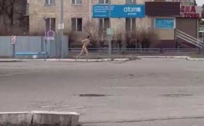 Көшеде жалаңаш жүгірген ер адам елдің зәресін алды