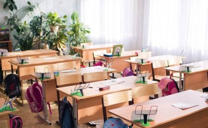 Қазақ мектептерін қарт адамдар күзетеді