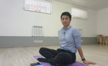 Біздің адамдар жүйеге сенбейді: "Болашақ" түлегі Қазақстаннан кетіп жатқандар туралы айтты