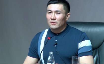 Ардақ Назаров не себепті Мәжіліс отырысында өз анасын құттықтағанын түсіндірді