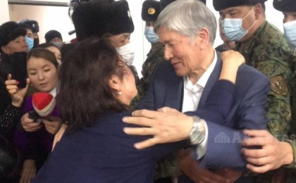 «Келші, өзіңді құшақтайыншы»: Атамбаев пен әйелінің қарым-қатынасы жұртты сүйсіндірді