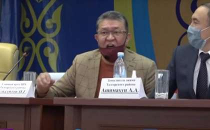 "Дәрігер болғасын артық кеттім": Үстелді тоқпақтап тұрып ақырған маман кешірім сұрады