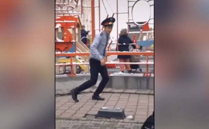 Алматылық «полицей» TikTok-та билегені үшін жазаланады