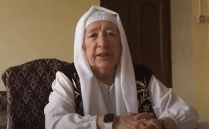 "Жеңгелер қыздарды тексеретін": Әмина қажы күйеуге шыққанша жігітімен жыныстық қатынасқа баратындарды сынға алды