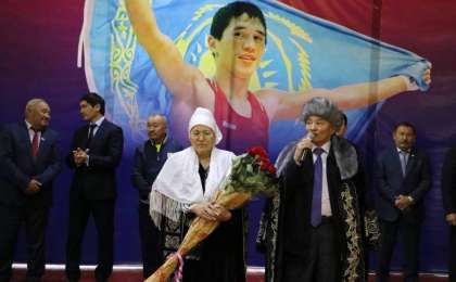 Кәсіпкер марқұм Бекзат Саттархановтың анасына пәтер тарту етті