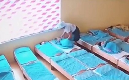 "Апай құлағымды бұрап, кесіп аламын деді": Нұр-Сұлтанда балабақша тәрбиешісінің былығы әшкере болды