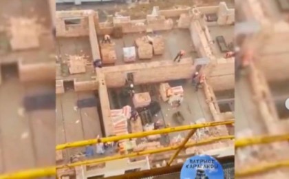 Қарағандыда жандалдасқан құрылысшылар кірпішпен атысты (видео)