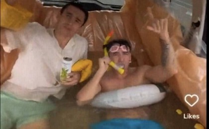 Көліктің ішін суға толтырып, бассейн қылған блогерлер сынға қалды