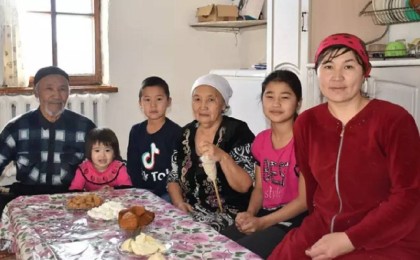 "20 минутта 9 сиыр сауамын": Көпбалалы ана ауылда отырып, табысты болудың құпиясын бөлісті 