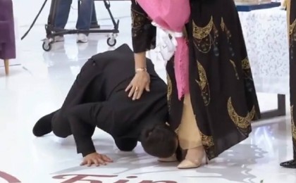 Алла разы болсын: Қазақ баласы тікелей эфирде анасының аяғын сүйді (видео)