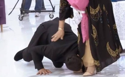 "Көзбояушылық": Үйлену тойында анасының аяғын сүйген жігіт желі қолданушыларының сынына ұшырады (видео)