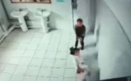 Жамбыл облысында бір топ ұл бала қызды әжетханаға сүйрегені белгілі болды